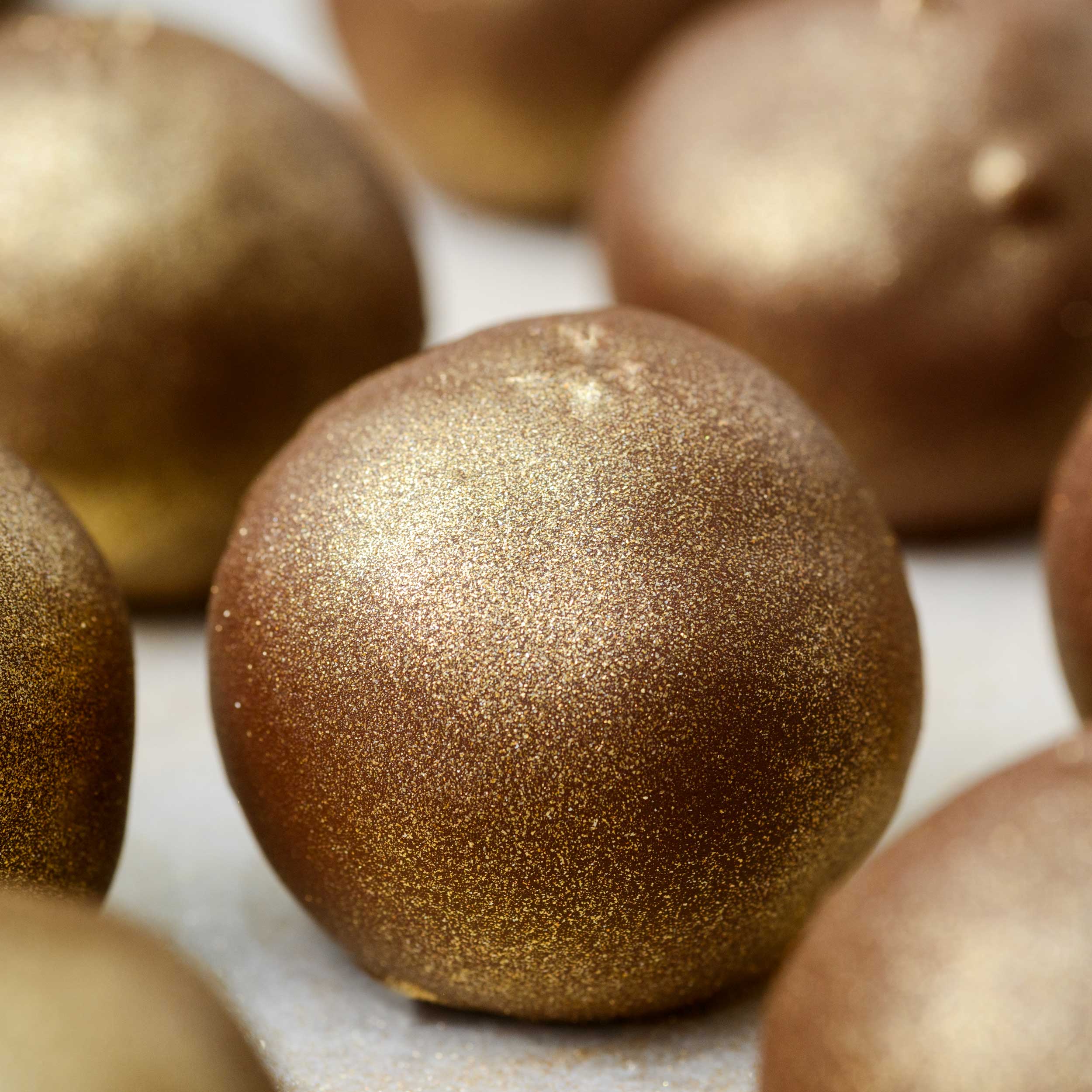 Make your chocolates and candies glimmer with golden edible LEVO glitter.